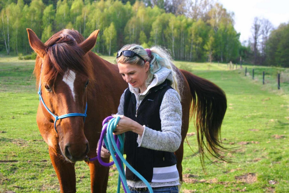 Tereza s koněm na louce